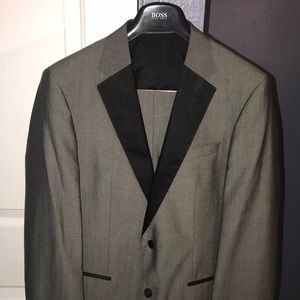 Hugo Boss like new wool/silk suit